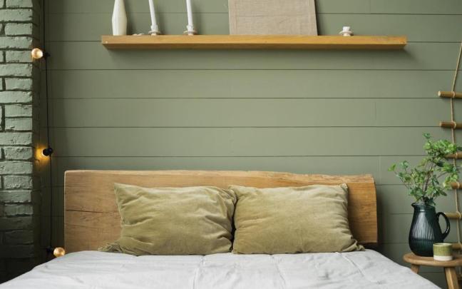 Habitación con pared de color verde.