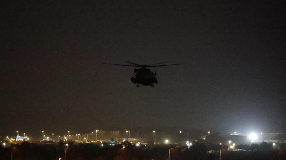 Imagen de un helicóptero del ejército israelí trasladando a rehenes liberados por Hamás