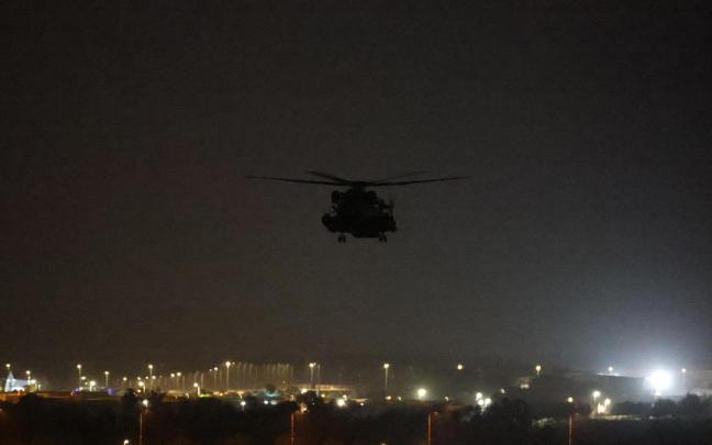 Imagen de un helicóptero del ejército israelí trasladando a rehenes liberados por Hamás
