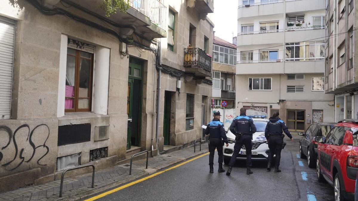 Un vehículo y tres agentes de la Policía Local de Vigo.