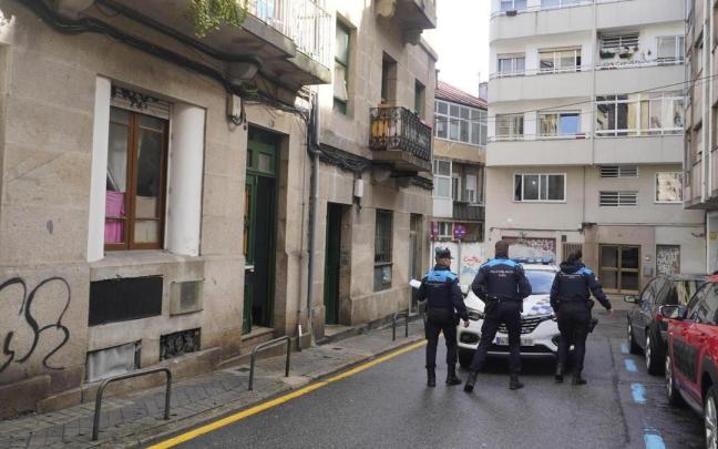 Un vehículo y tres agentes de la Policía Local de Vigo.