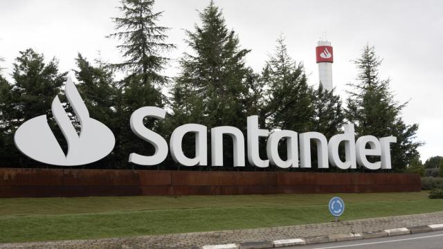 Exteriores de la Ciudad Financiera del Banco Santander.