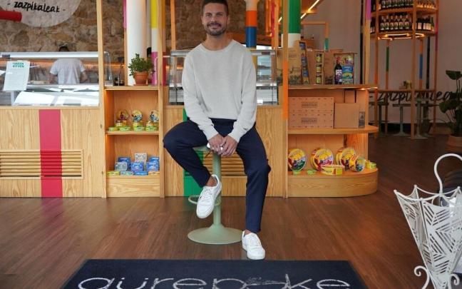 Jagoba Ormaetxea posa en la tienda de Bilbao.