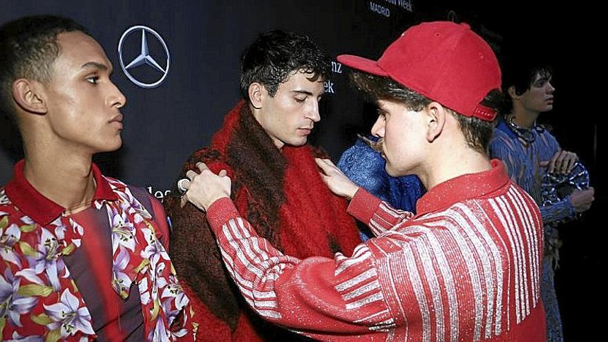 Goikoetxea supervisa el ‘backstage’ de la colección 'Adarrak'.