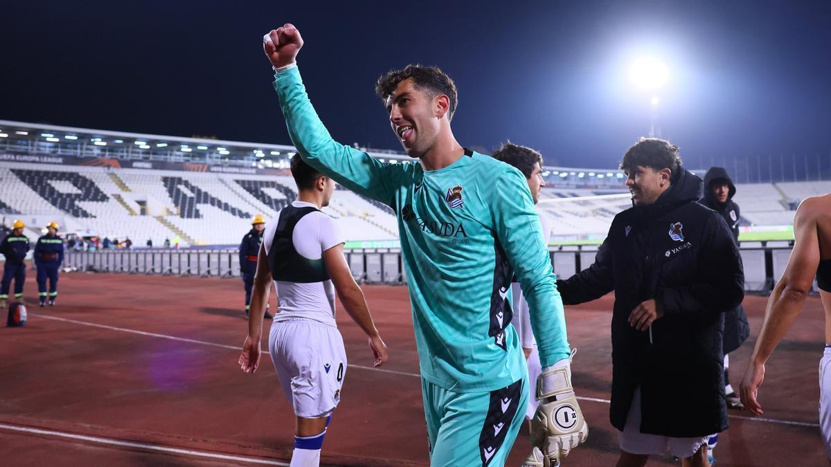 Unai Marrero agradece el apoyo a la afición de la Real en el partido ante el Maccabi en Belgrado. / R.S.