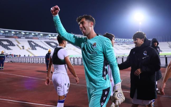 Unai Marrero agradece el apoyo a la afición de la Real en el partido ante el Maccabi en Belgrado. / R.S.