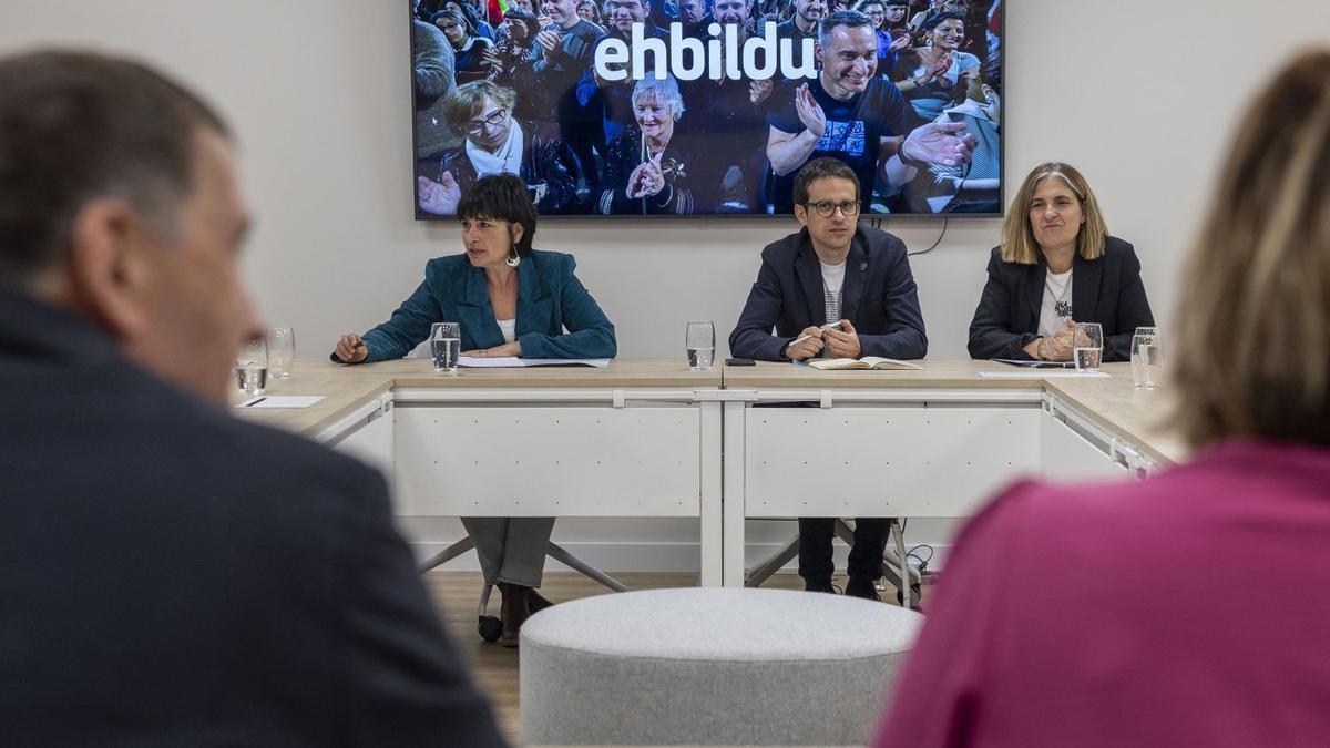 Arnaldo Otegi (de espaldas) y Pello Otxandiano, durante la Mesa Política de EH Bildu celebrada ayer en Donostia.