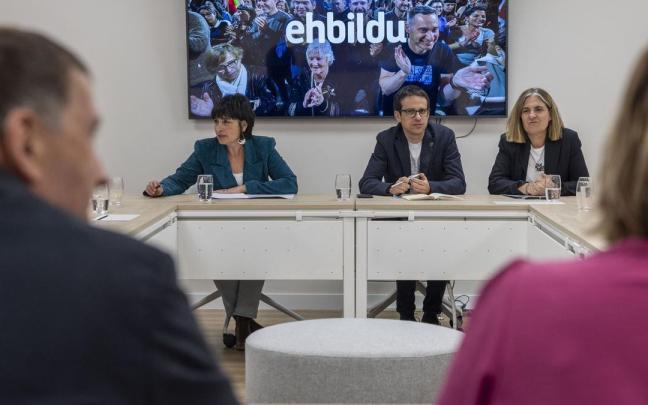 Arnaldo Otegi (de espaldas) y Pello Otxandiano, durante la Mesa Política de EH Bildu celebrada ayer en Donostia. / Javier Etxezarreta Arnaldo Otegi (de espaldas) y Pello Otxandiano, durante la Mesa Política de EH Bildu celebrada ayer en Donostia.