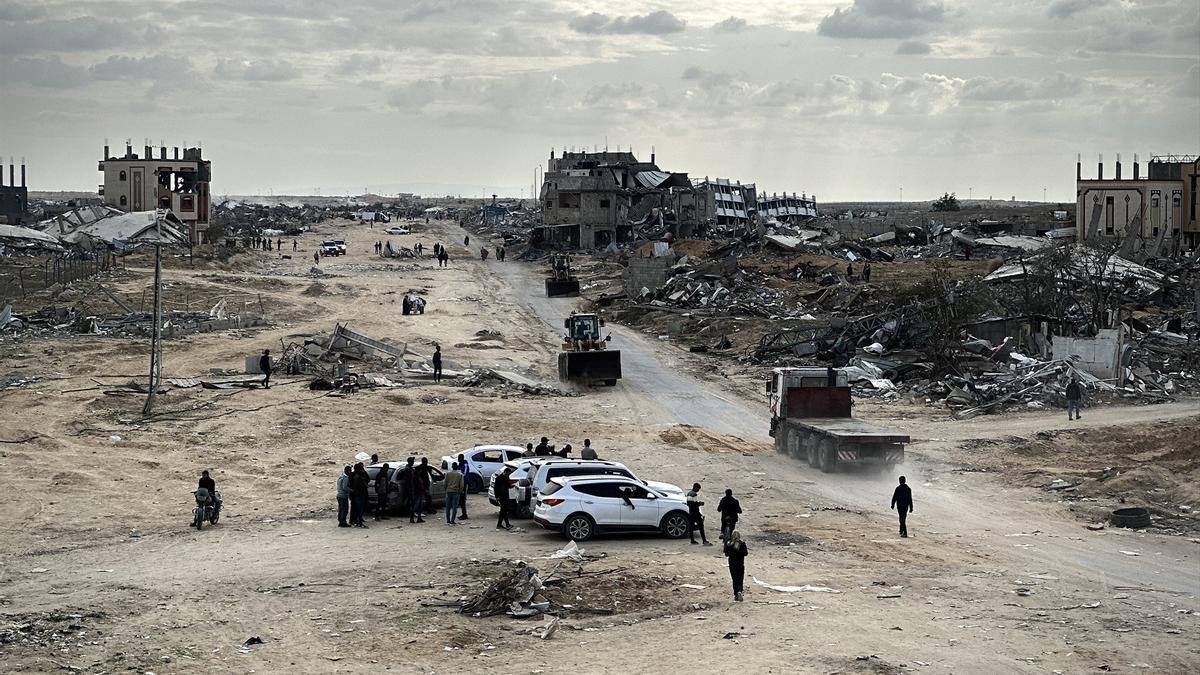 Vehículos cargados de ayuda humanitaria en Rafah, al sur de la Franja de Gaza.