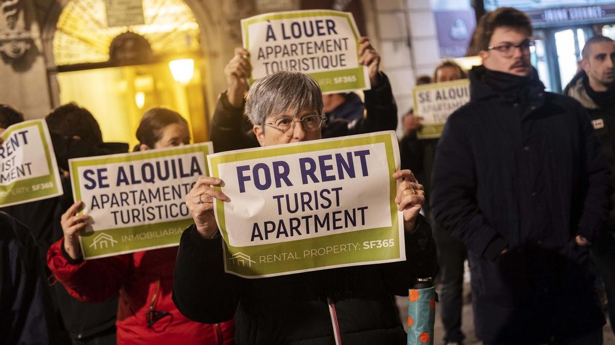 Protesta en marzo de este año por la proliferación de pisos turísticos en el Casco Viejo de Iruña. Foto: Iban Aguinaga