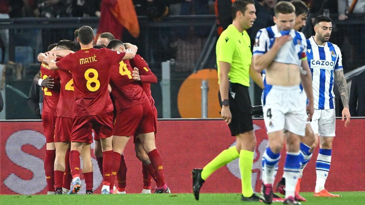 Illarra se lamenta del gol encajado mientras los jugadores de la Roma celebran el tanto.