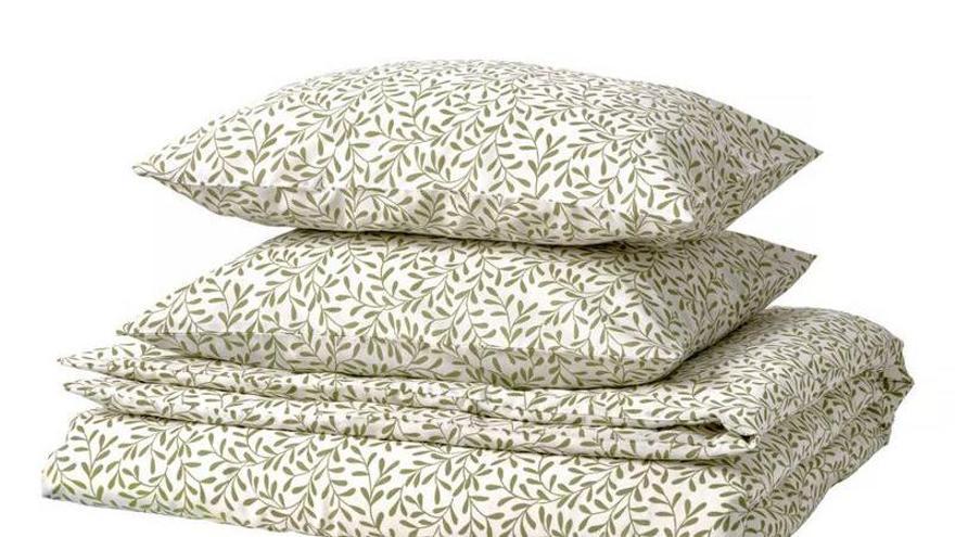 La funda nórdica y dos fundas almohada en color blanco y verde de la serie Sorgmantel de Ikea