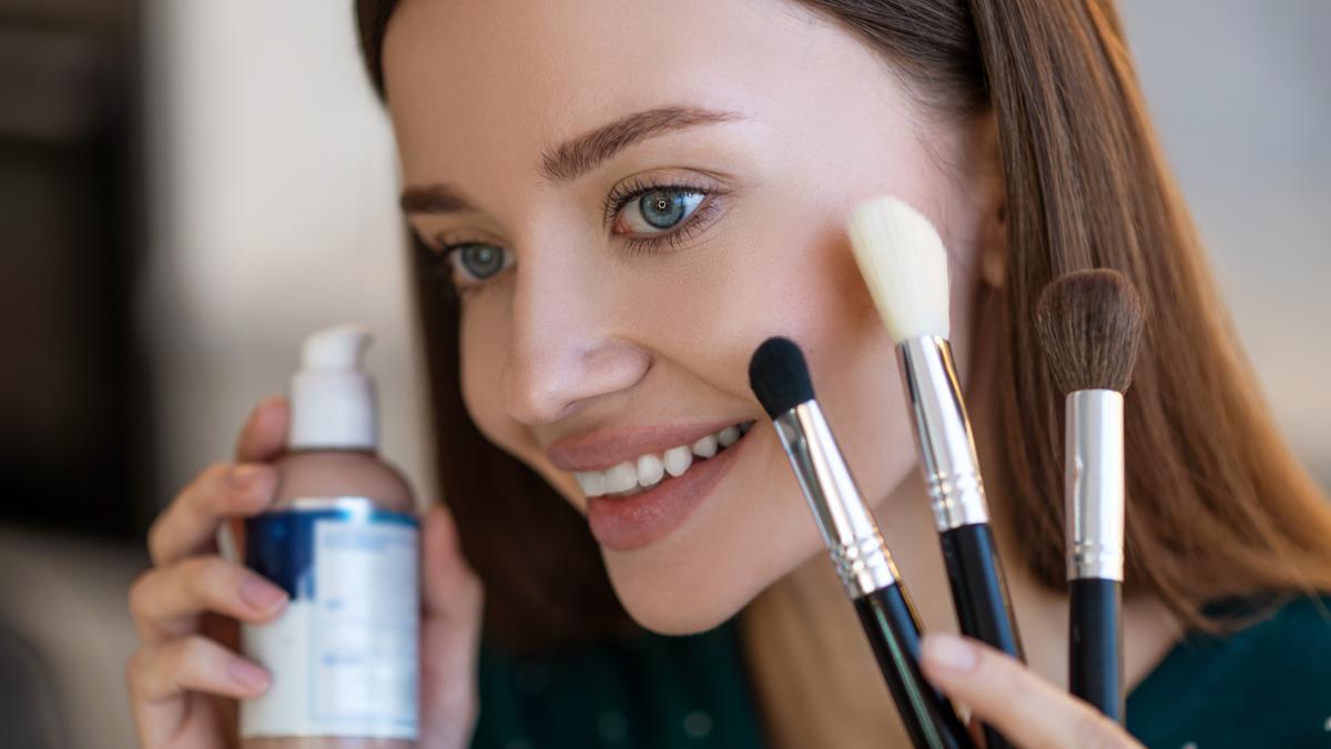Mujer se maquilla