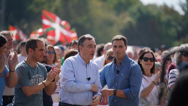 El presidente del PNV, Aitor Esteban, y el lehendakari, Imanol Pradales, durante la celebración del 'Alderdi Eguna'