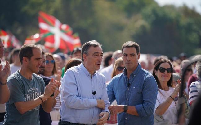 El presidente del PNV, Aitor Esteban, y el lehendakari, Imanol Pradales, durante la celebración del 'Alderdi Eguna'