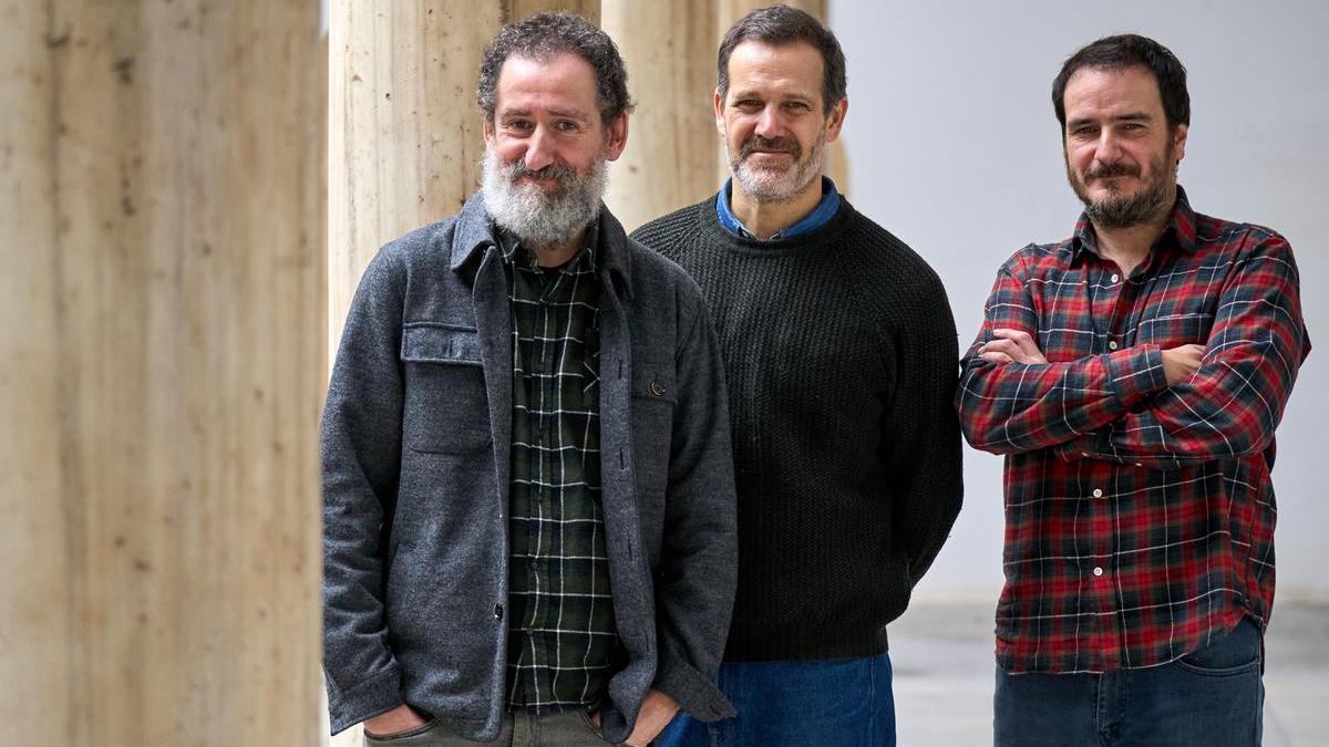Los directores Aitor Arregi, Jose Mari Goenaga y Jon Garaño, retratados en la Universidad de Granada durante el ciclo sobre la obra audiovisual completa de la productora Moriarti.