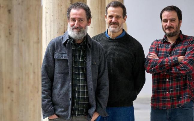 Los directores Aitor Arregi, Jose Mari Goenaga y Jon Garaño, retratados en la Universidad de Granada durante el ciclo sobre la obra audiovisual completa de la productora Moriarti.