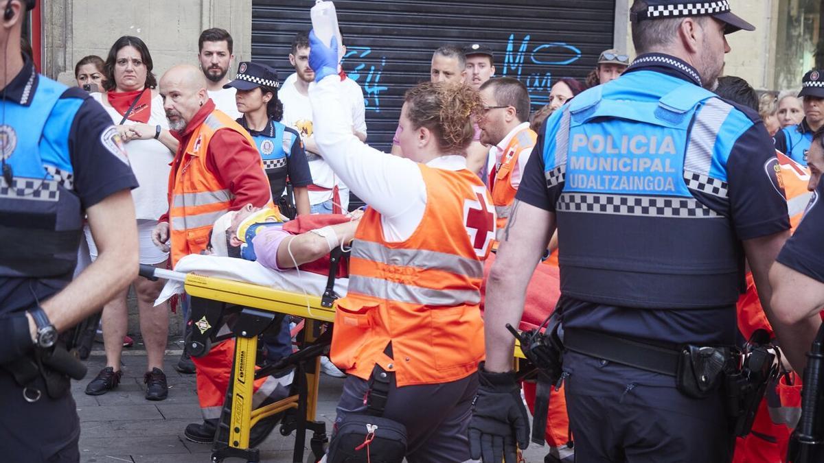 Encierro del 10 de julio | Sanitarios trasladan en camilla a un herido hasta el centro hospitalario.