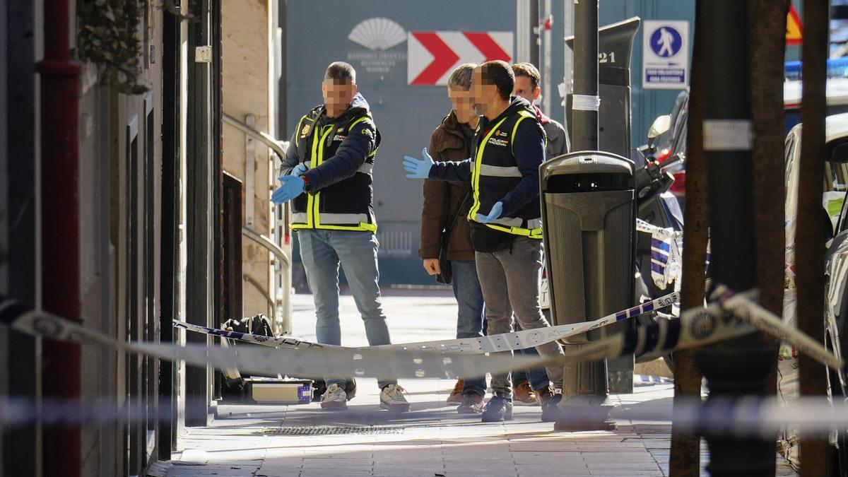 Agentes de la Policía en la zona donde se cometió el ataque a Vidal-Quadras en Madrid.
