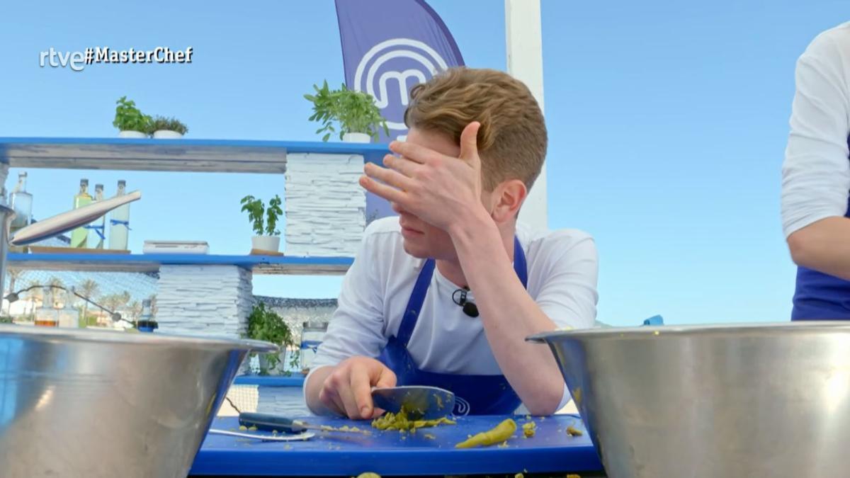 Luca quejándose de un mareo en 'MasterChef11'.