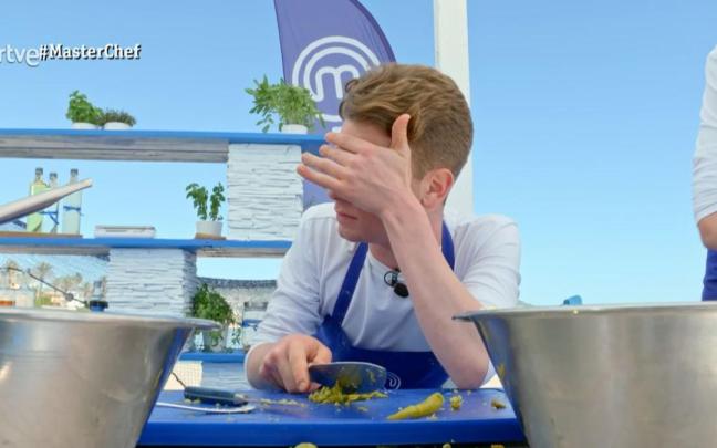 Luca quejándose de un mareo en 'MasterChef11'.