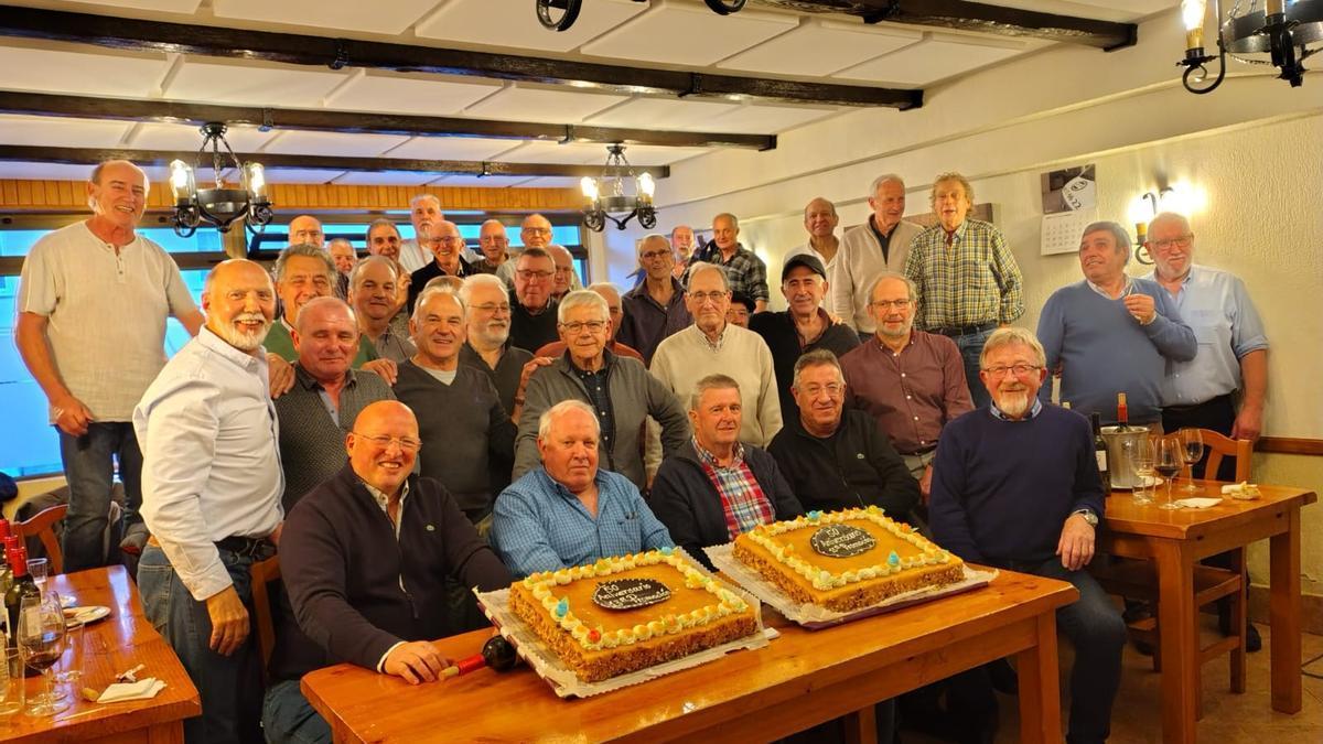 Foto del grupo que el pasado sábado volvió a reunirse en el restaurante Mariño para celebrar su comida anual.