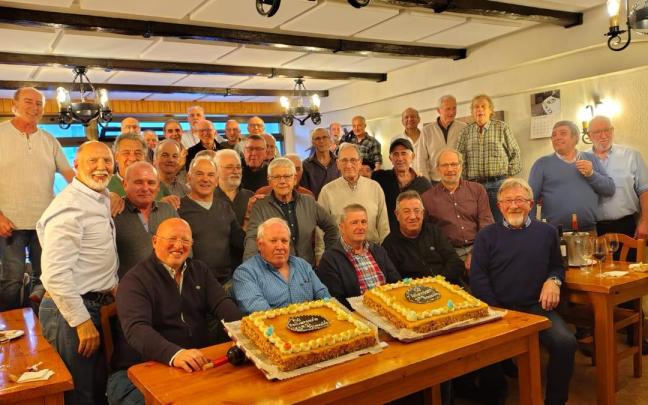 Foto del grupo que el pasado sábado volvió a reunirse en el restaurante Mariño para celebrar su comida anual.