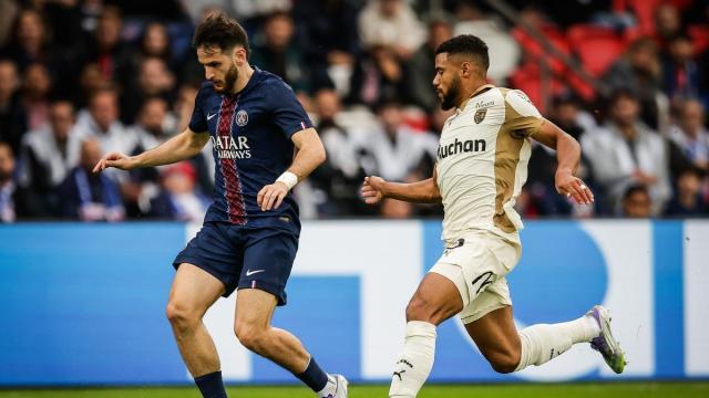 Khvicha Kvaratskhelia y Matthieu Udol disputando un balón en el partido entre PSG y Lens de la primera vuelta.