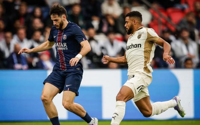 Khvicha Kvaratskhelia y Matthieu Udol disputando un balón en el partido entre PSG y Lens de la primera vuelta.