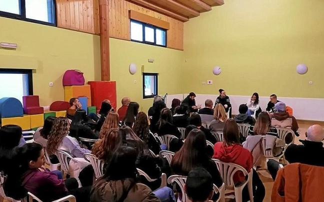 Mahai-inguruko parte-hartzaileak Zangozako Ikastolan. | IRUDIA: BI HAIZETARA Mahai-inguruko parte-hartzaileak Zangozako Ikastolan. | IRUDIA: BI HAIZETARA