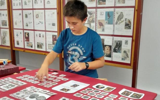 Joven miembro de Armuru preparando su colección de monedas