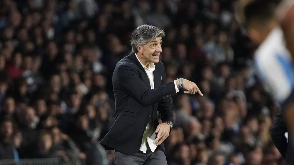 Imanol Alguacil, dando instrucciones a sus jugadores. / RUBEN PLAZA