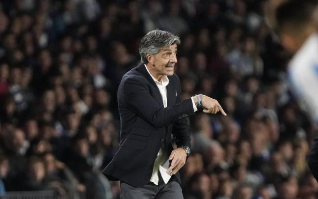 Imanol Alguacil, dando instrucciones a sus jugadores. / RUBEN PLAZA