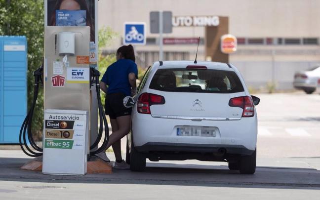 Esta continua subida en el precio de los carburantes se produce a escasas horas de que dé comienzo el puente de agosto. Esta continua subida en el precio de los carburantes se produce a escasas horas de que dé comienzo el puente de agosto.