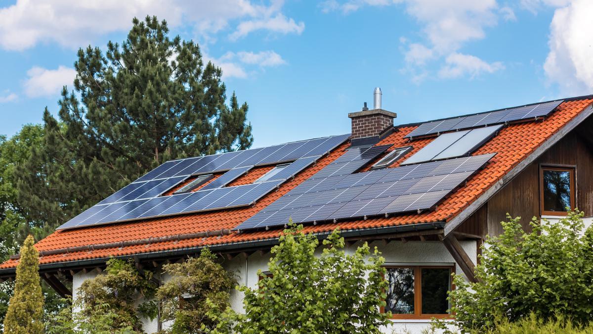 Una vivienda con placas solares | Freepik