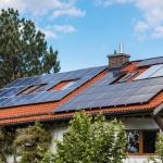 Una vivienda con placas solares | Freepik