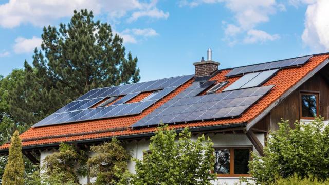Una vivienda con placas solares | Freepik Una vivienda con placas solares | Freepik