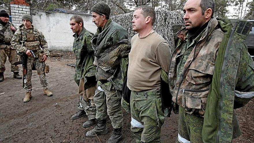 Soldados rusos capturados por las fuerzas ucranianas en Schast’ye.