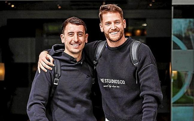 Mikel Oyarzabal y Álex Remiro posan al llegar, ayer, a la concentración de la selección en Las Rozas. / RFEF