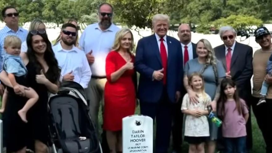 Trump, junto a familiares de un militar fallecido en Kabul.