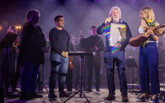 Benito Lertxundi en el concierto sinfónico en su honor en el Balearen Eguna.