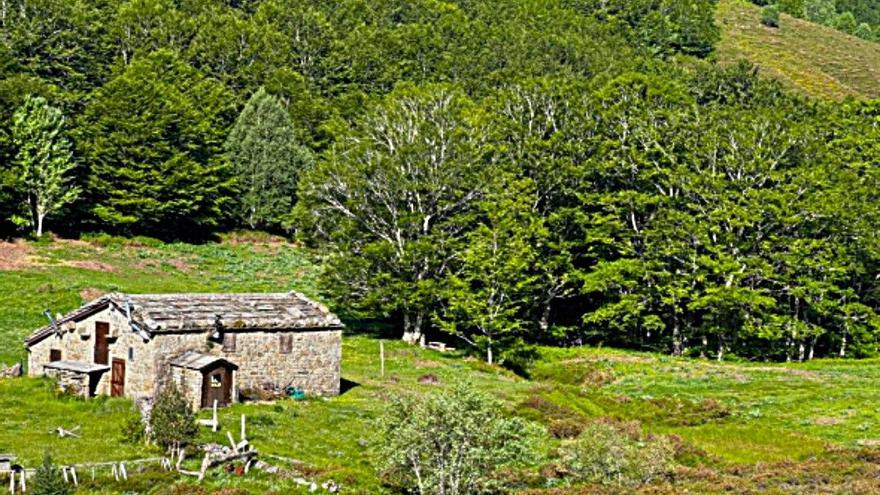 Una cabaña que representa la soledad de estos valles al sur de Cantabria.