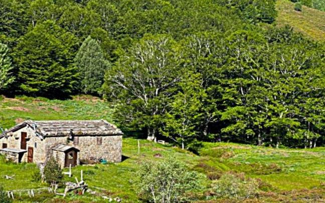Una cabaña que representa la soledad de estos valles al sur de Cantabria.