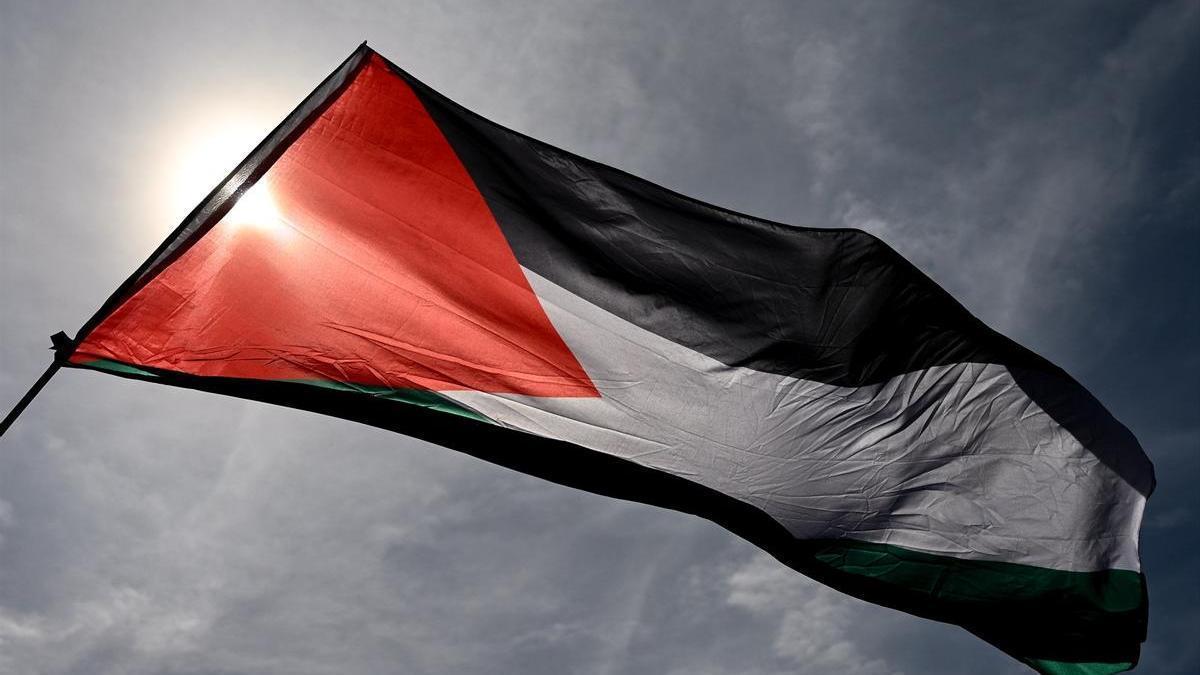 Una bandera palestina ondeando en Francia, uno de los últimos países en reconocer el Estado de Palestina.