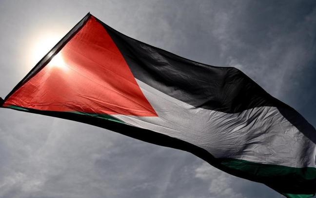 Una bandera palestina ondeando en Francia, uno de los últimos países en reconocer el Estado de Palestina.