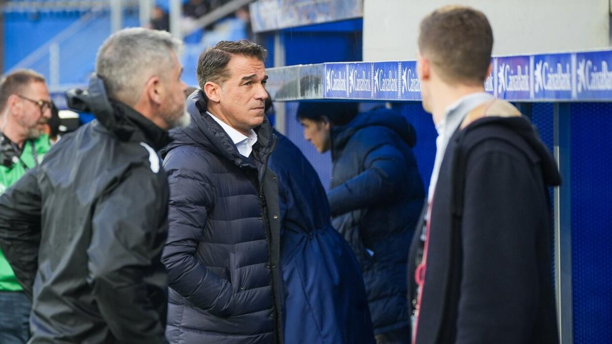 Luis García observa la grada de Mendizorroza antes del partido ante el Lugo