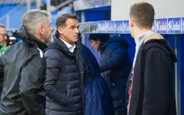 Luis García observa la grada de Mendizorroza antes del partido ante el Lugo