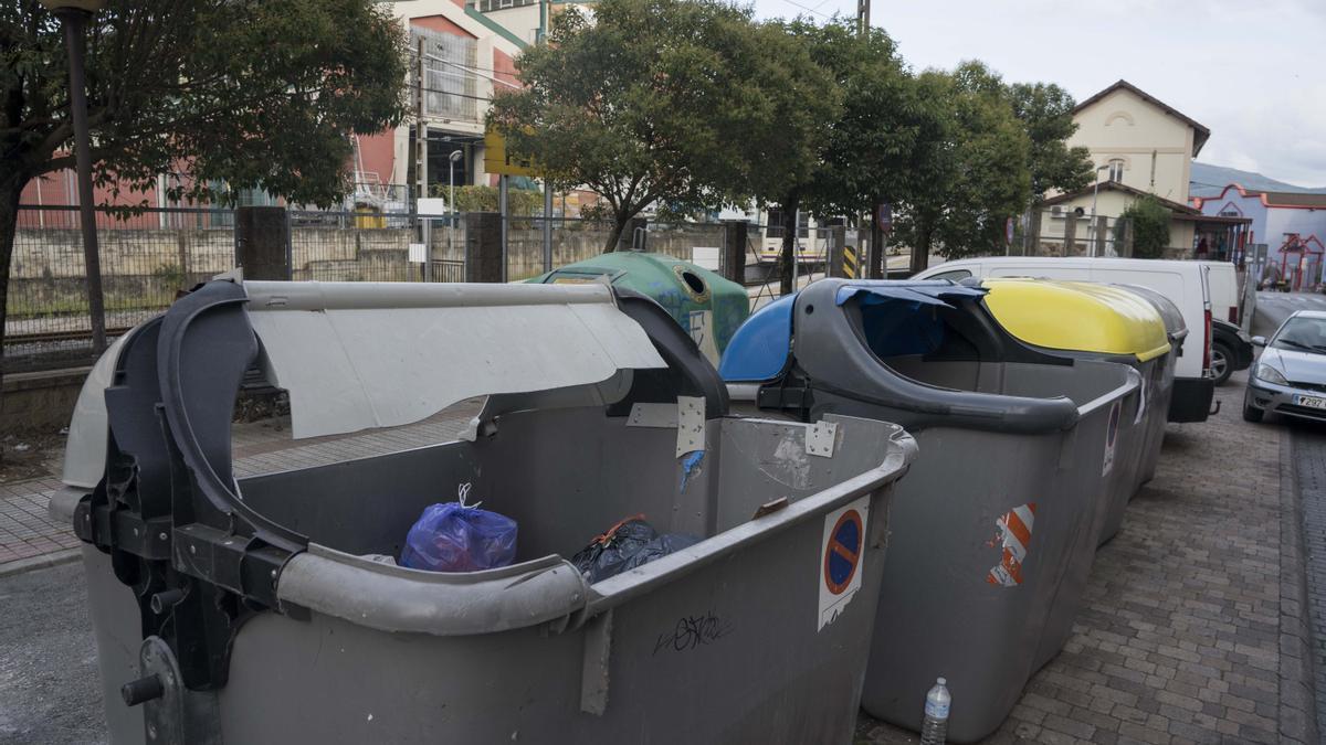 Varios contenedores de basura.