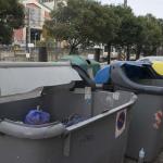 Varios contenedores de basura