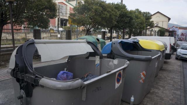 Varios contenedores de basura Varios contenedores de basura